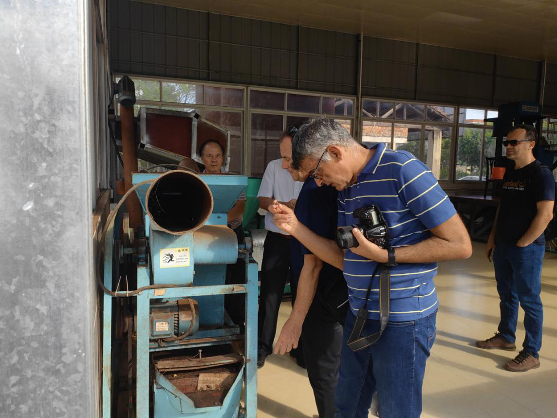 3.希腊专家观察中国广西油茶初级加工设备。.png